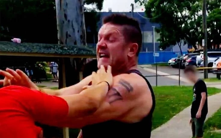 Πήρε το μάθημά του: Μπαμπάς επιτέθηκε στον νταή που εκφόβιζε την κόρη του – Αριστερό, δεξί κροσέ και… κάτω – Βίντεο